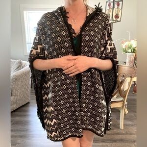 𝅺IF IT WERE ME 100% Cotton BLACK AND WHITE BOHO PONCHO - Size Small